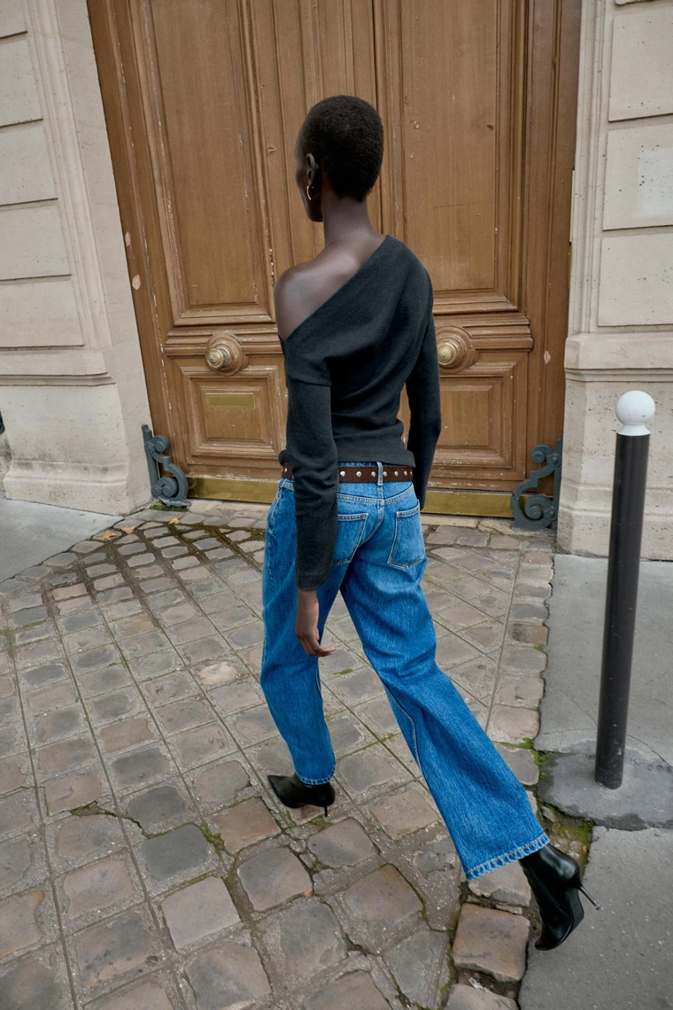 Топ с мягким прикосновением и асимметричным вырезом