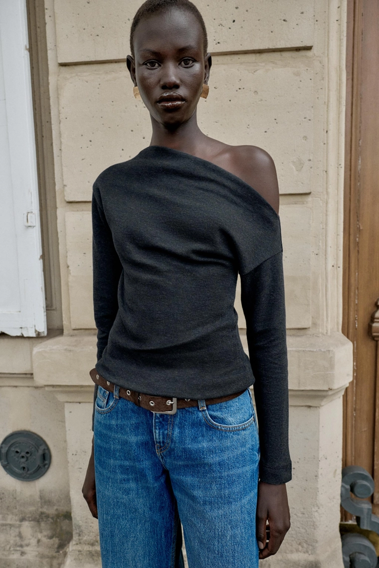 Топ с мягким прикосновением и асимметричным вырезом