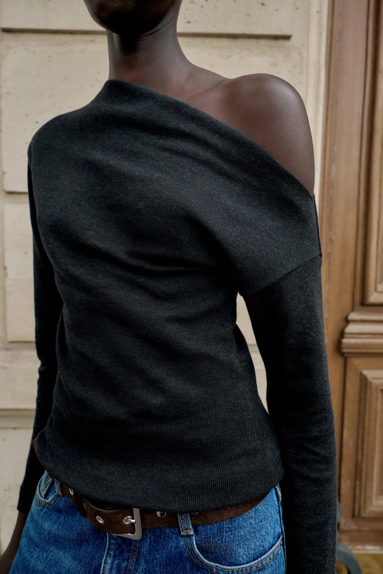 Топ с мягким прикосновением и асимметричным вырезом