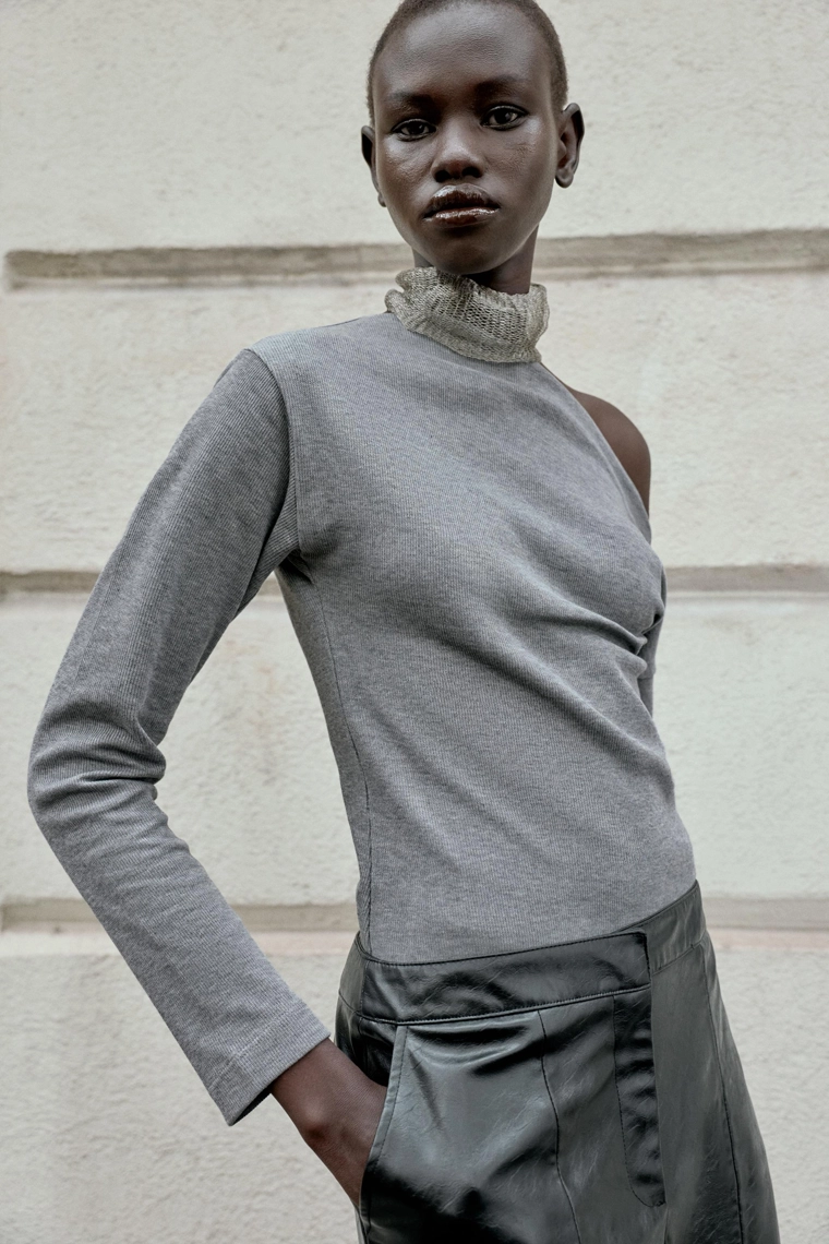 Топ с мягким прикосновением и асимметричным вырезом