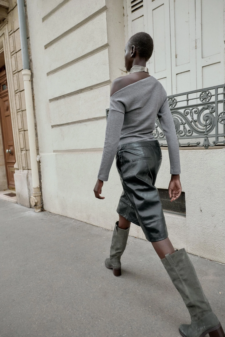 Топ с мягким прикосновением и асимметричным вырезом