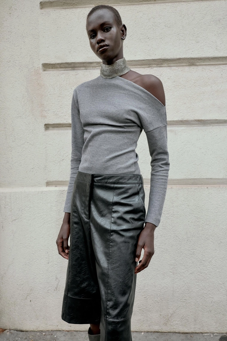 Топ с мягким прикосновением и асимметричным вырезом