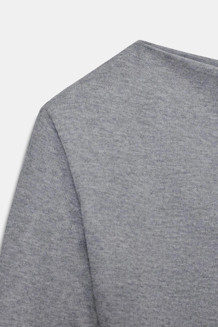 Топ с мягким прикосновением и асимметричным вырезом