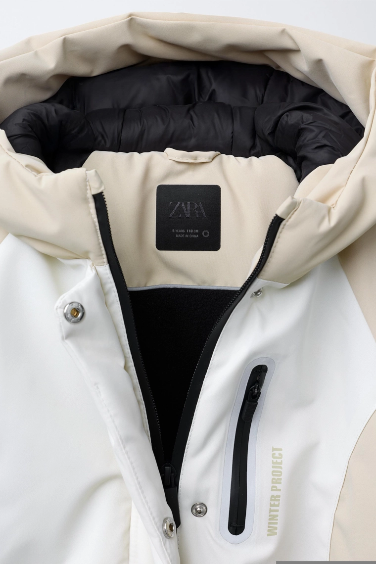 Пуховик с цветными блоками, защищающий от воды и ветра