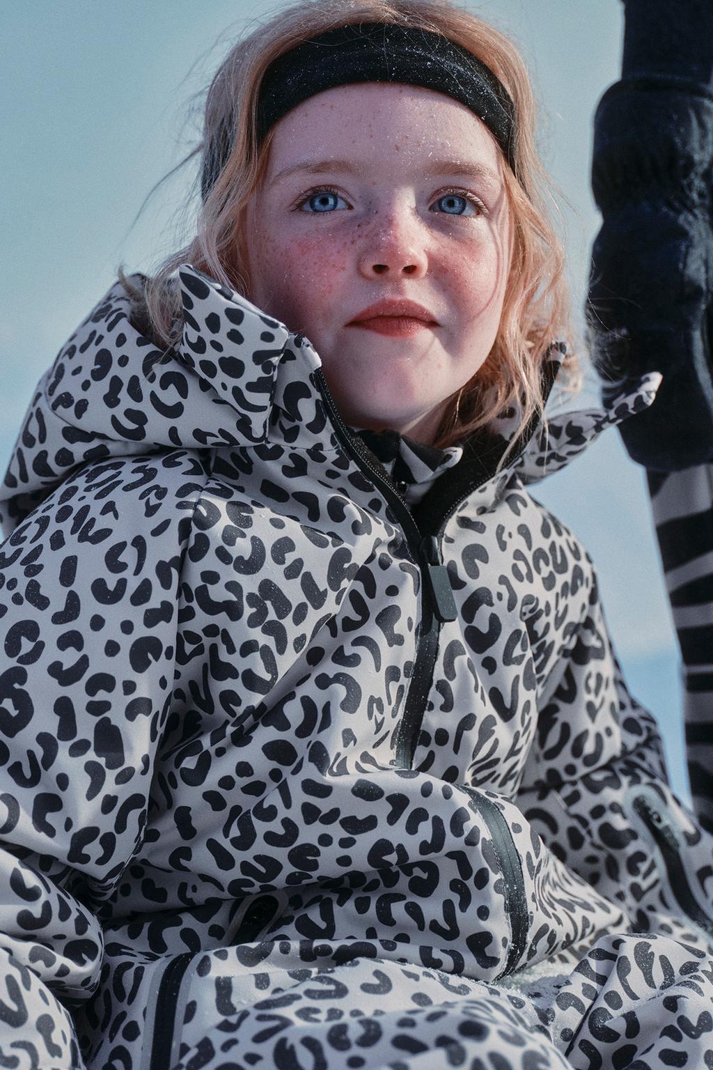 НЕПРОМОКАЕМЫЙ ВЕТРОЗАЩИТНЫЙ КОМБИНЕЗОН С АНИМАЛИСТИЧЕСКИМ ПРИНТОМ