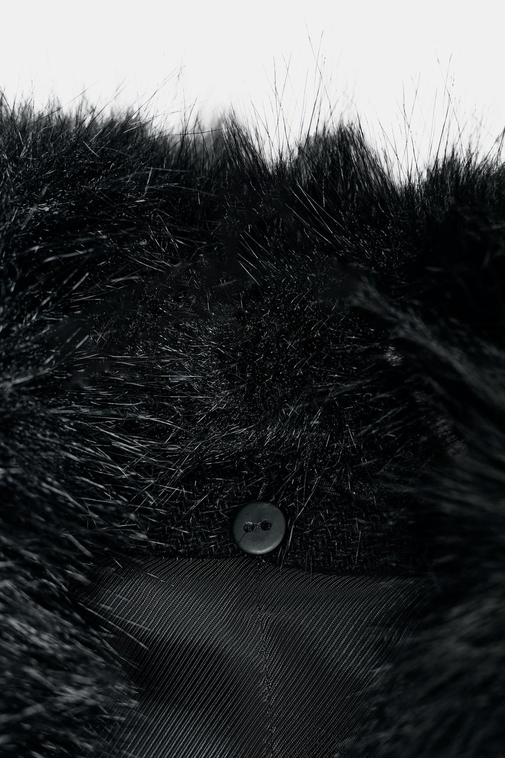 УКОРОЧЕННОЕ ПАЛЬТО ИЗ ШЕРСТИ С ЛАЦКАНАМИ ИЗ ИСКУССТВЕННОГО МЕХА