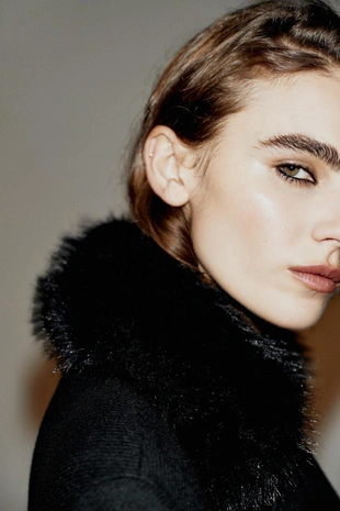 Укороченное пальто из шерсти с лацканами из искусственного меха- Заказать в России