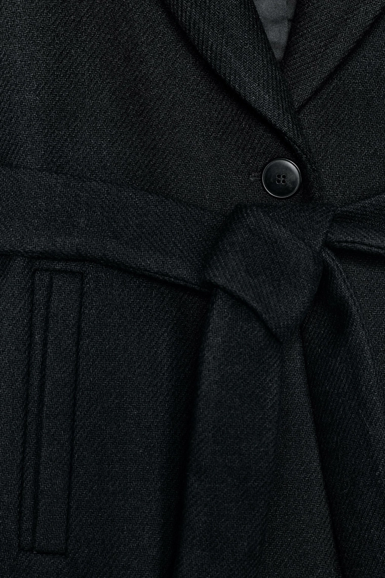 Пальто из шерсти с отделкой воротника и поясом из искусственного меха