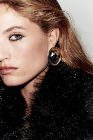 Пальто из шерсти с лацканами из искусственного меха и поясом