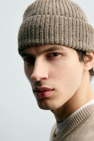 Шапка из рельефной пряжи- Заказать в России