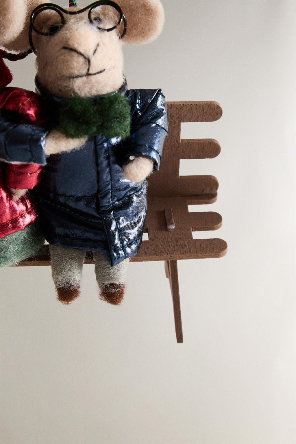 Рождественская игрушка ёлочное украшение мышки из шерсти на скамейке