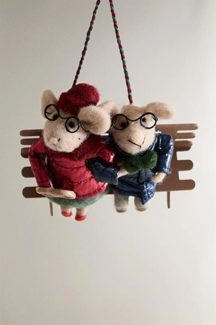 Рождественская игрушка ёлочное украшение мышки из шерсти на скамейке- Заказать в России