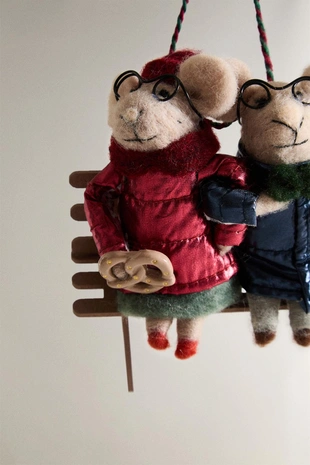 Рождественская игрушка ёлочное украшение мышки из шерсти на скамейке- Заказать в России