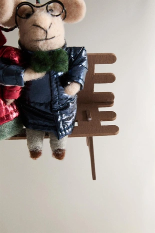 Рождественская игрушка ёлочное украшение мышки из шерсти на скамейке- Заказать в России