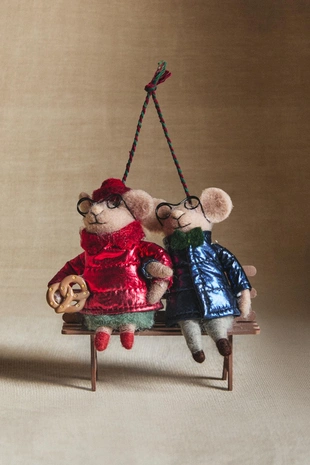 Рождественская игрушка ёлочное украшение мышки из шерсти на скамейке- Заказать в России