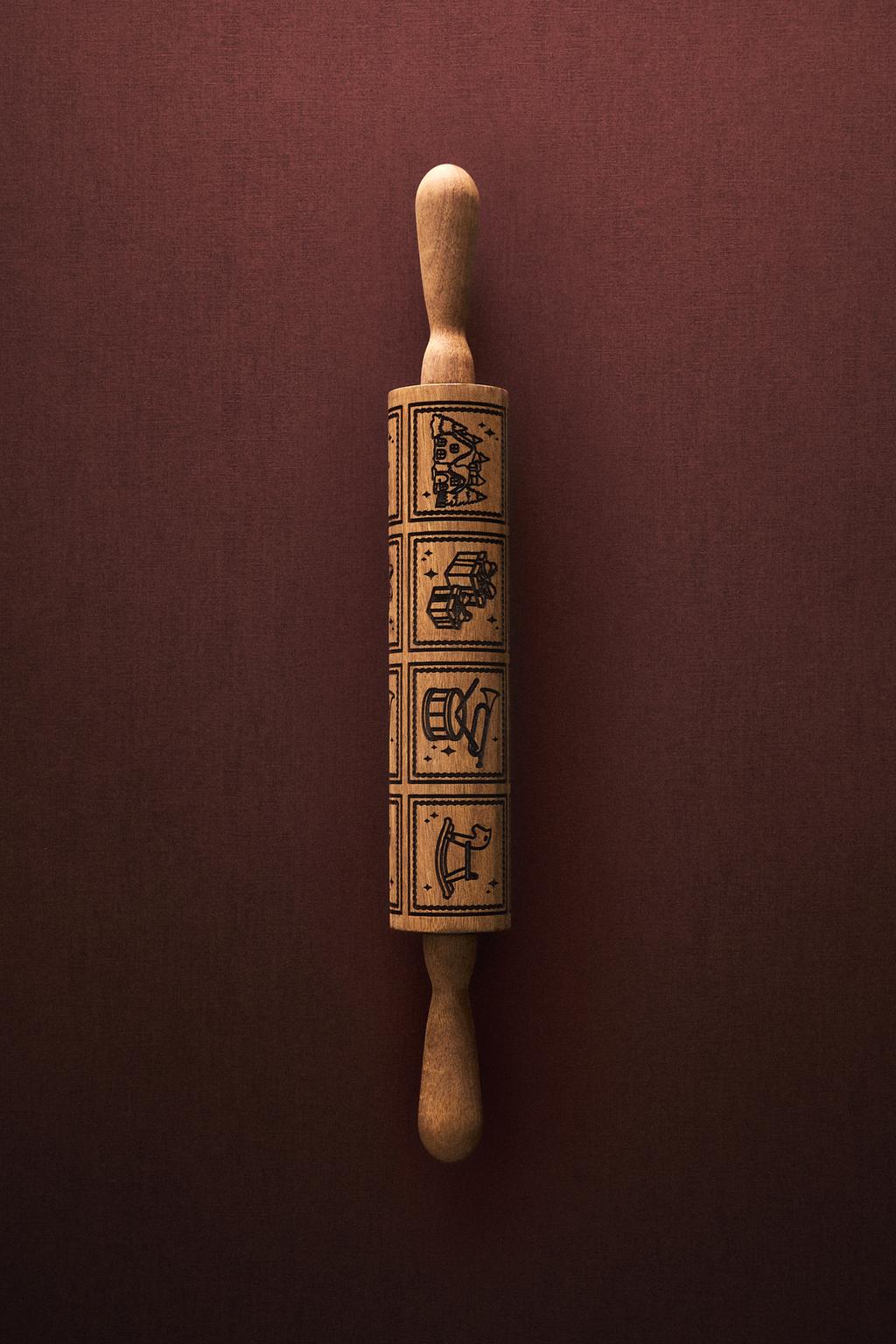 Деревянный скалка с рельефными рождественскими рисунками