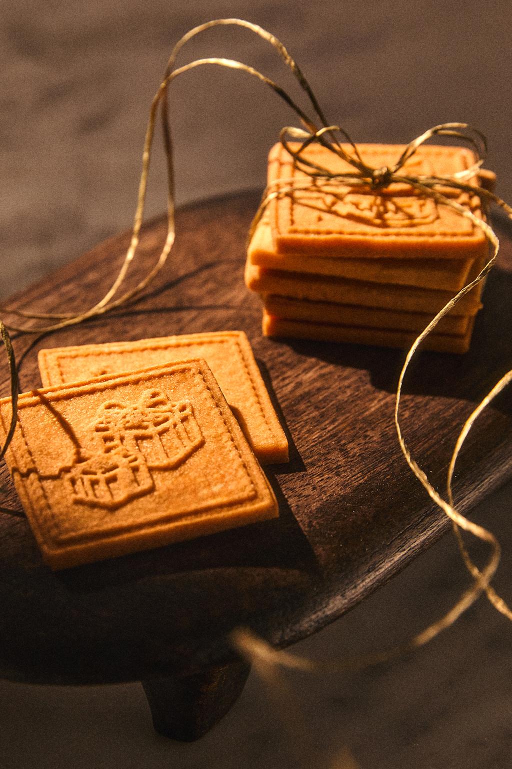 Деревянный скалка с рельефными рождественскими рисунками