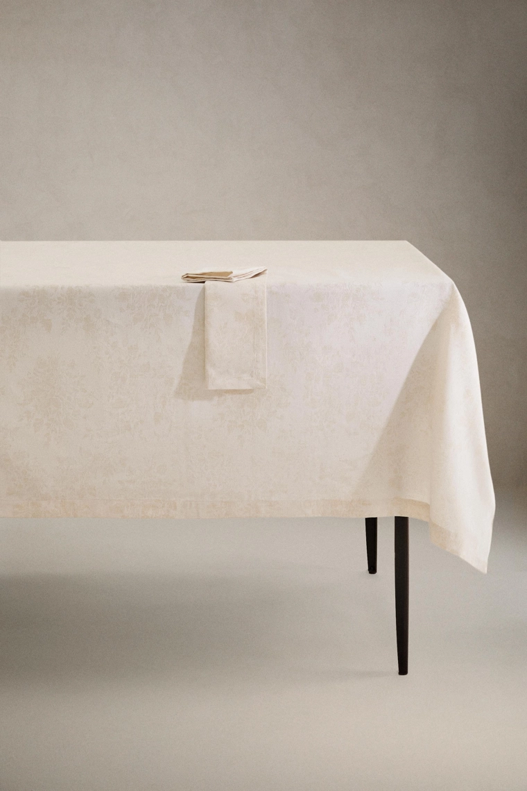 Столовое полотенце с новогодним цветочным узором из хлопка в золоченом обрамлении