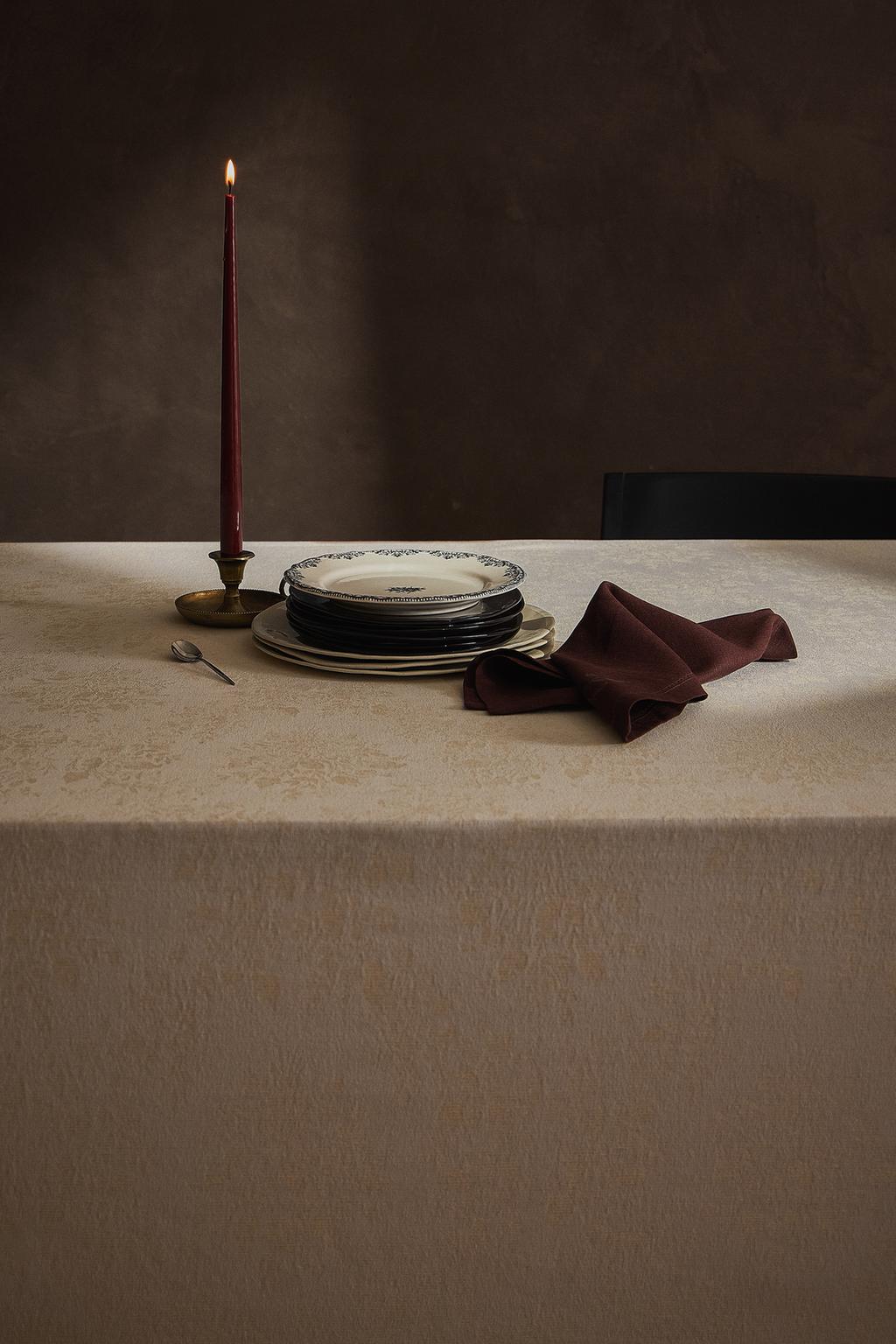 Тканевая новогодняя скатерть с цветочным узором zara