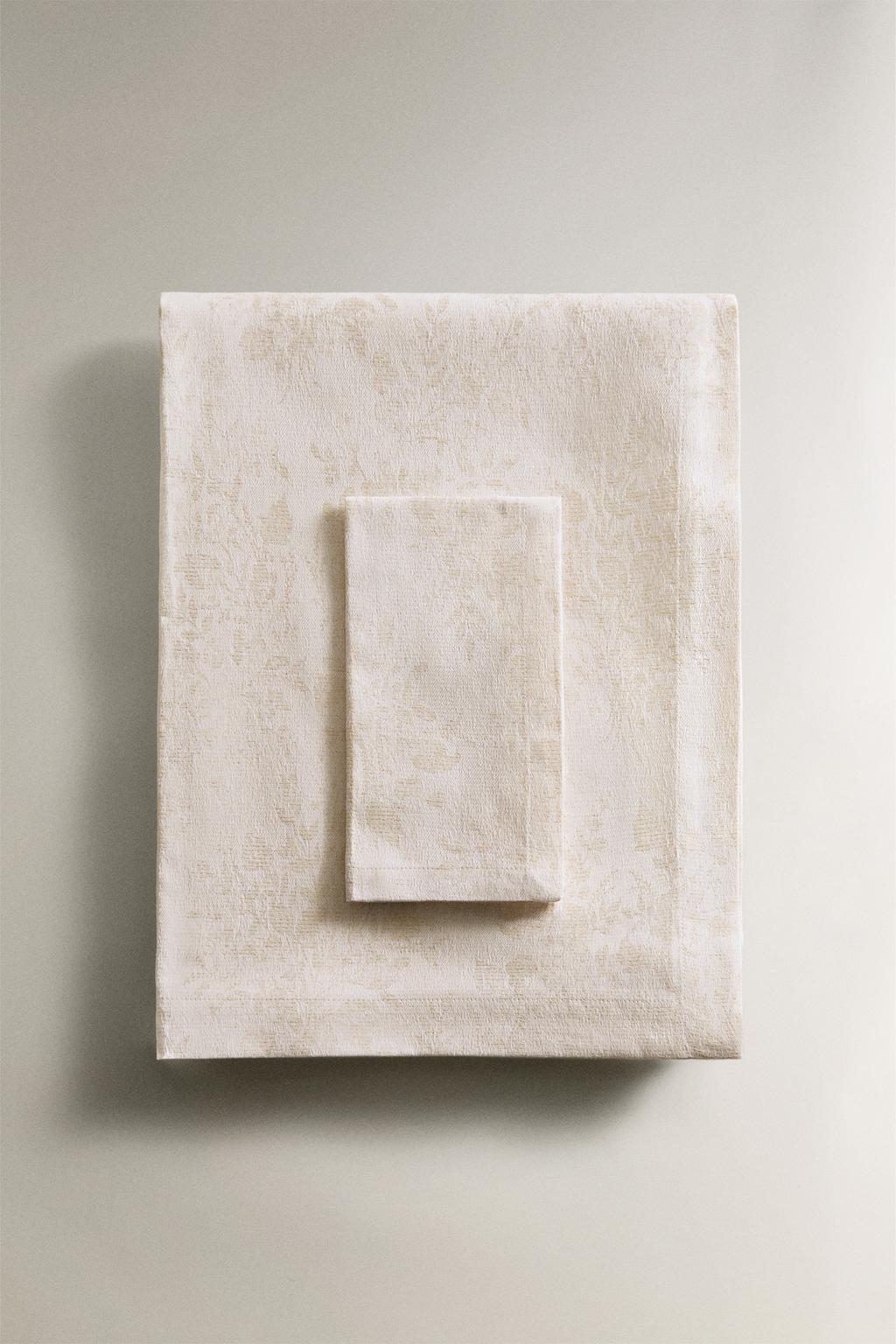 Тканевая новогодняя скатерть с цветочным узором zara