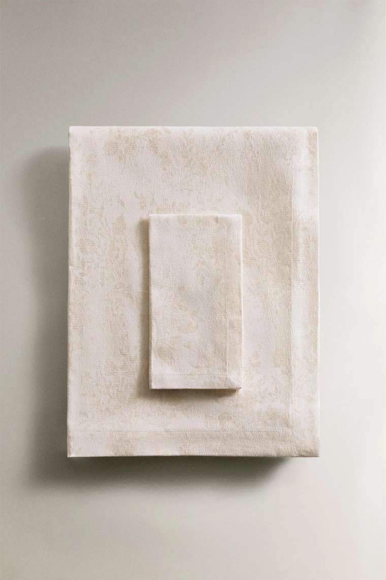 Столовое полотенце с новогодним цветочным узором из хлопка в золоченом обрамлении