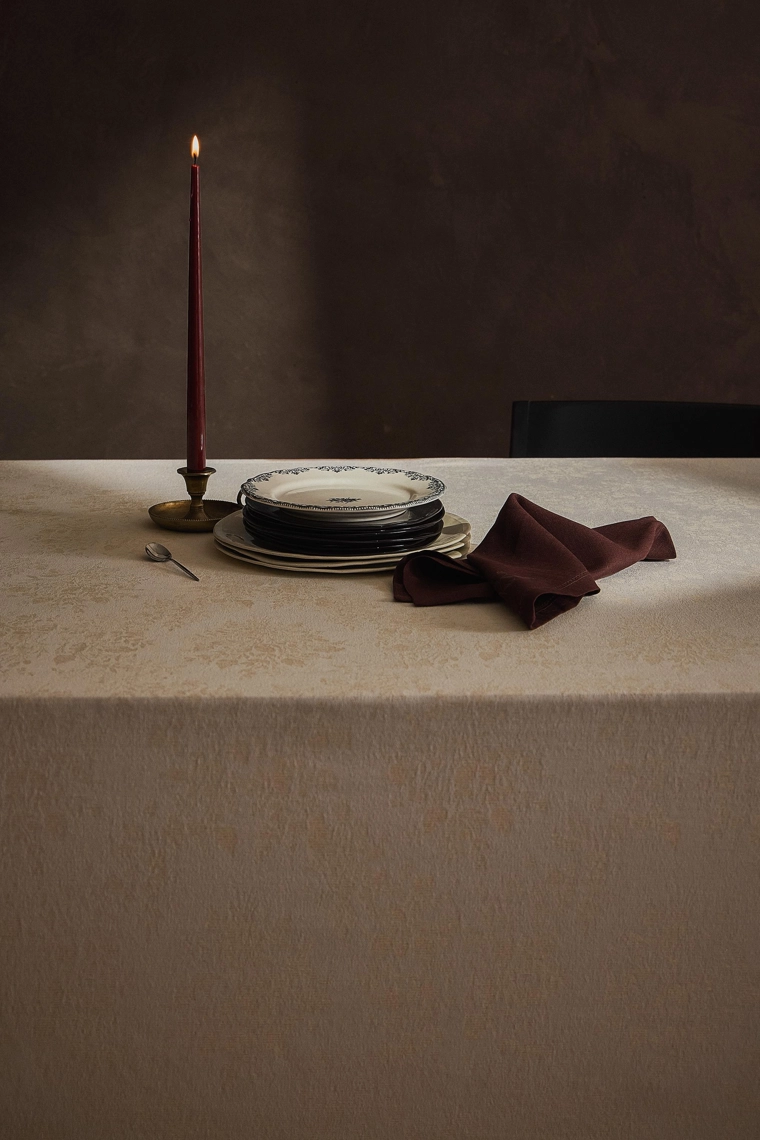 Столовое полотенце с новогодним цветочным узором из хлопка в золоченом обрамлении