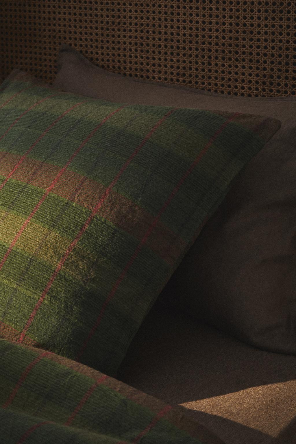 Рождественская наволочка из хлопка в тартановом дизайне