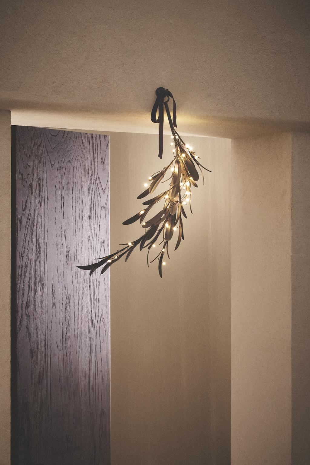 Светильник к новому году, большая ветка с листьями и огнями