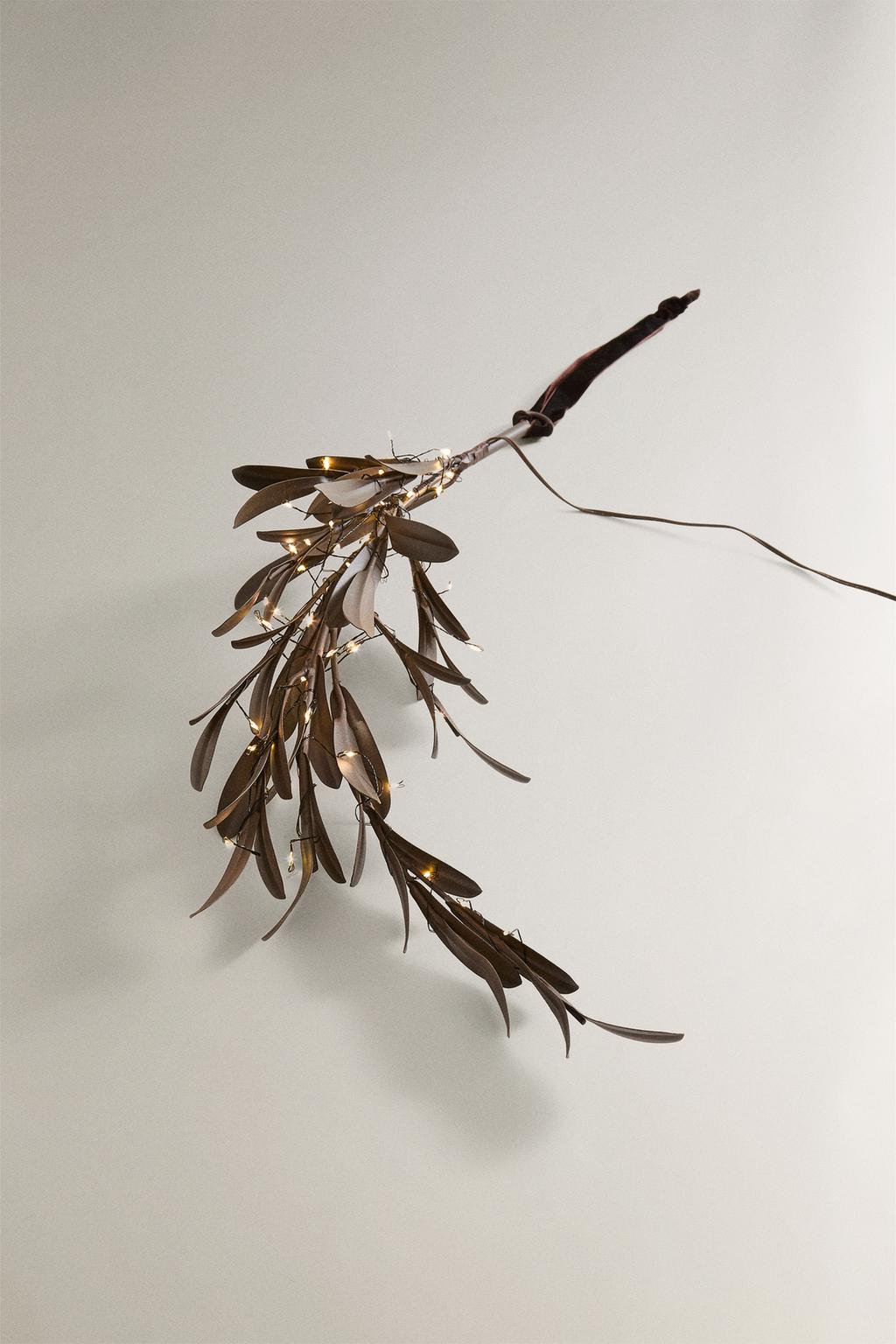 Светильник к новому году, большая ветка с листьями и огнями