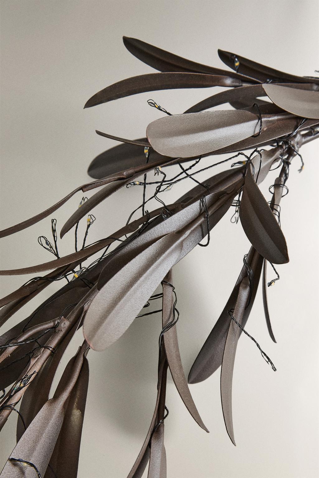 Светильник к новому году, большая ветка с листьями и огнями