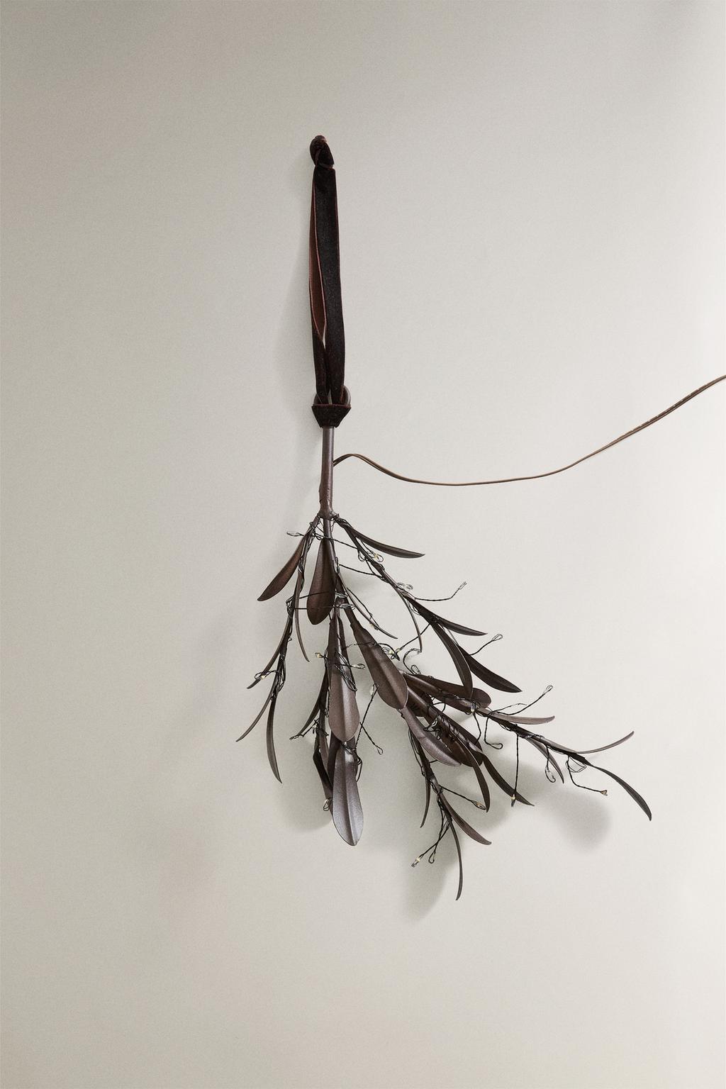 Средняя ветвь с листьями и огоньками