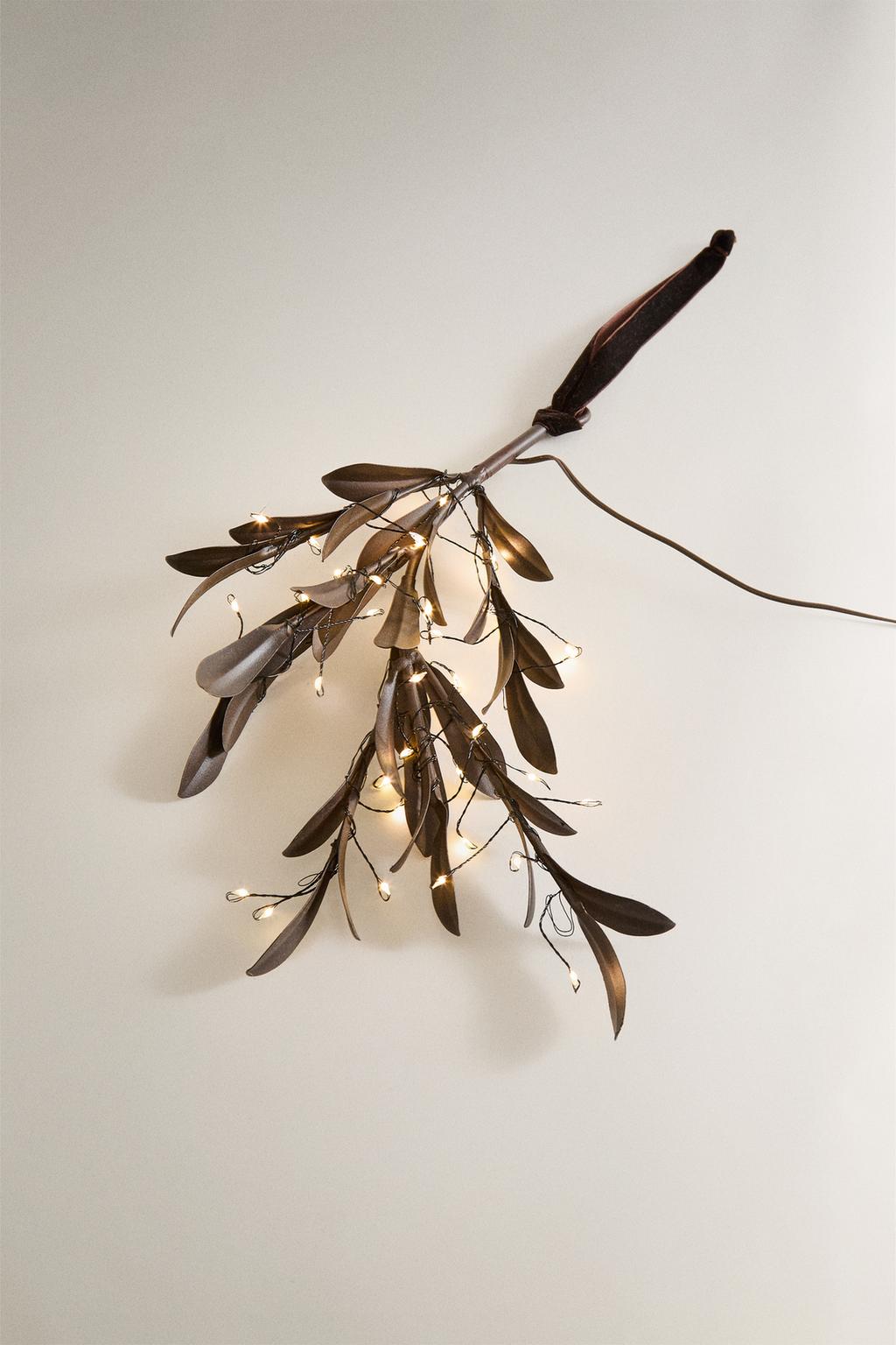 Средняя ветвь с листьями и огоньками