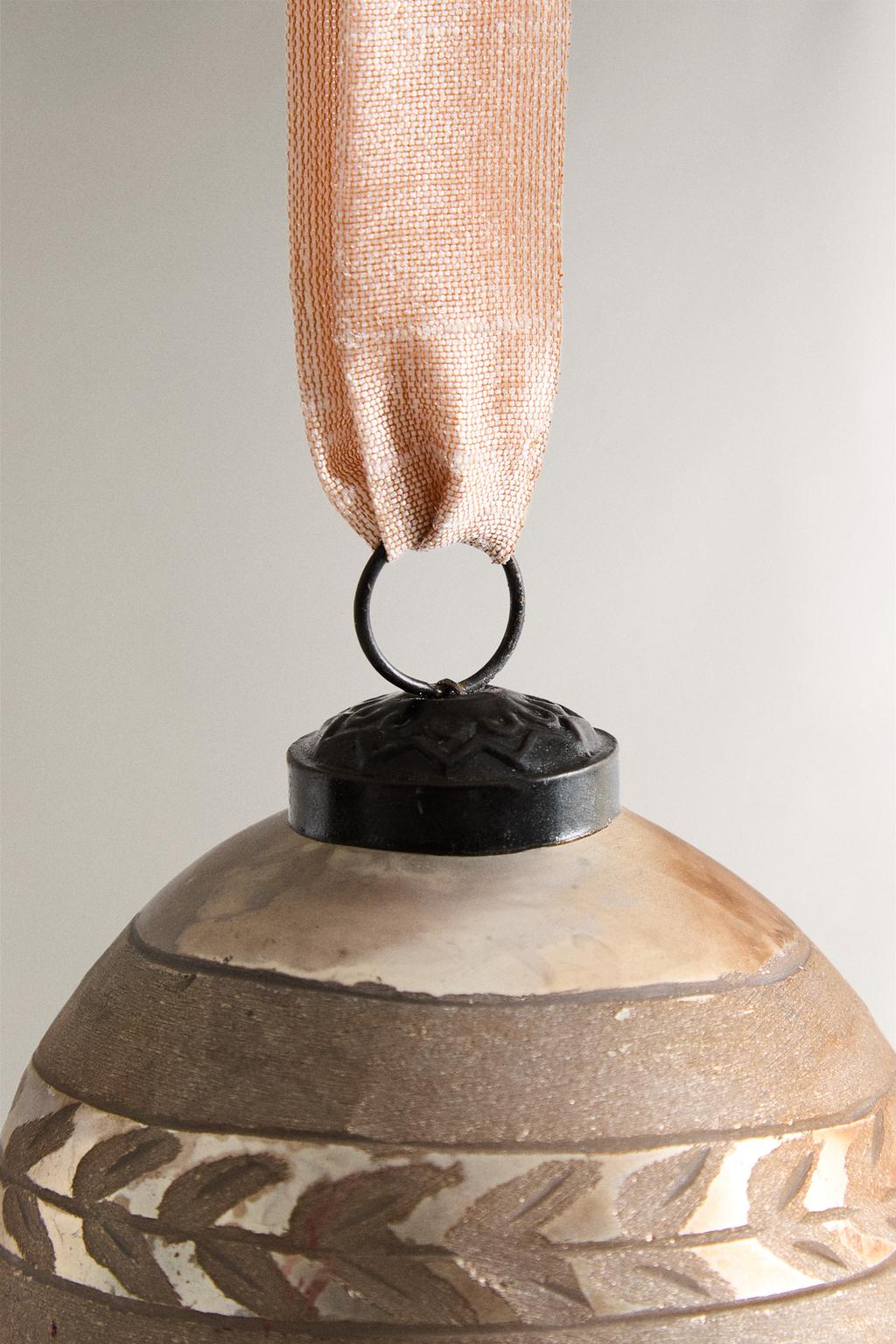 Стеклянное рождественское украшение в форме винтажного шара с деталями листьев