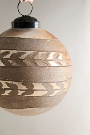 Стеклянное рождественское украшение в форме винтажного шара с деталями листьев- Заказать в России