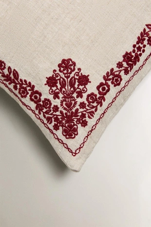 Подушка с вышитыми листьями рождества, цвет красный- Заказать в России