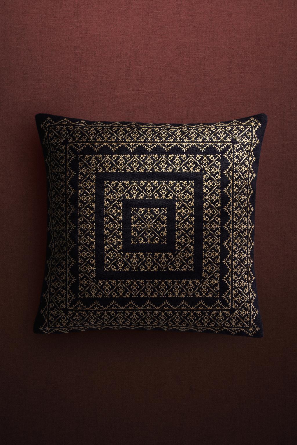 Зимняя вязаная подушка для декора