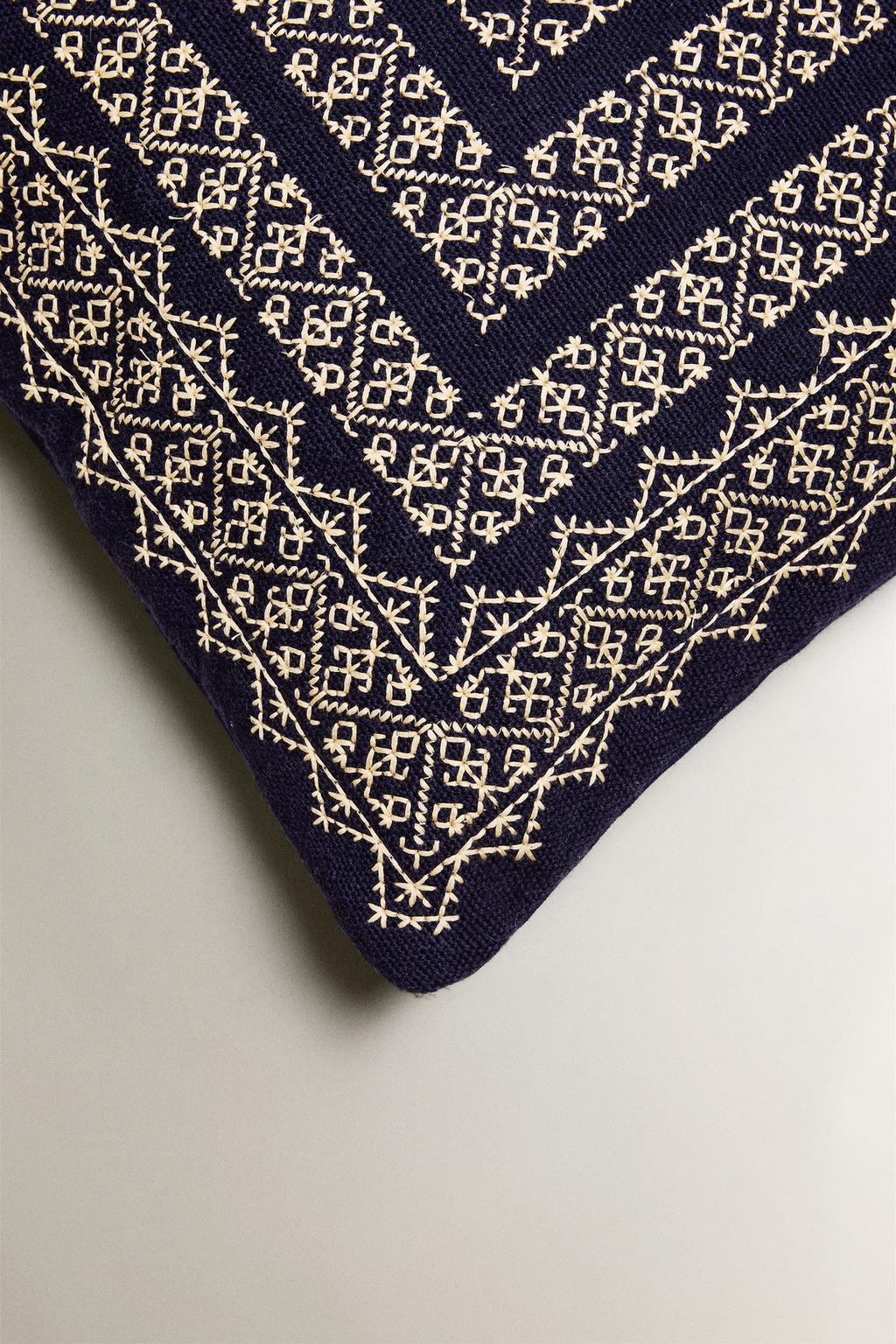 Зимняя вязаная подушка для декора