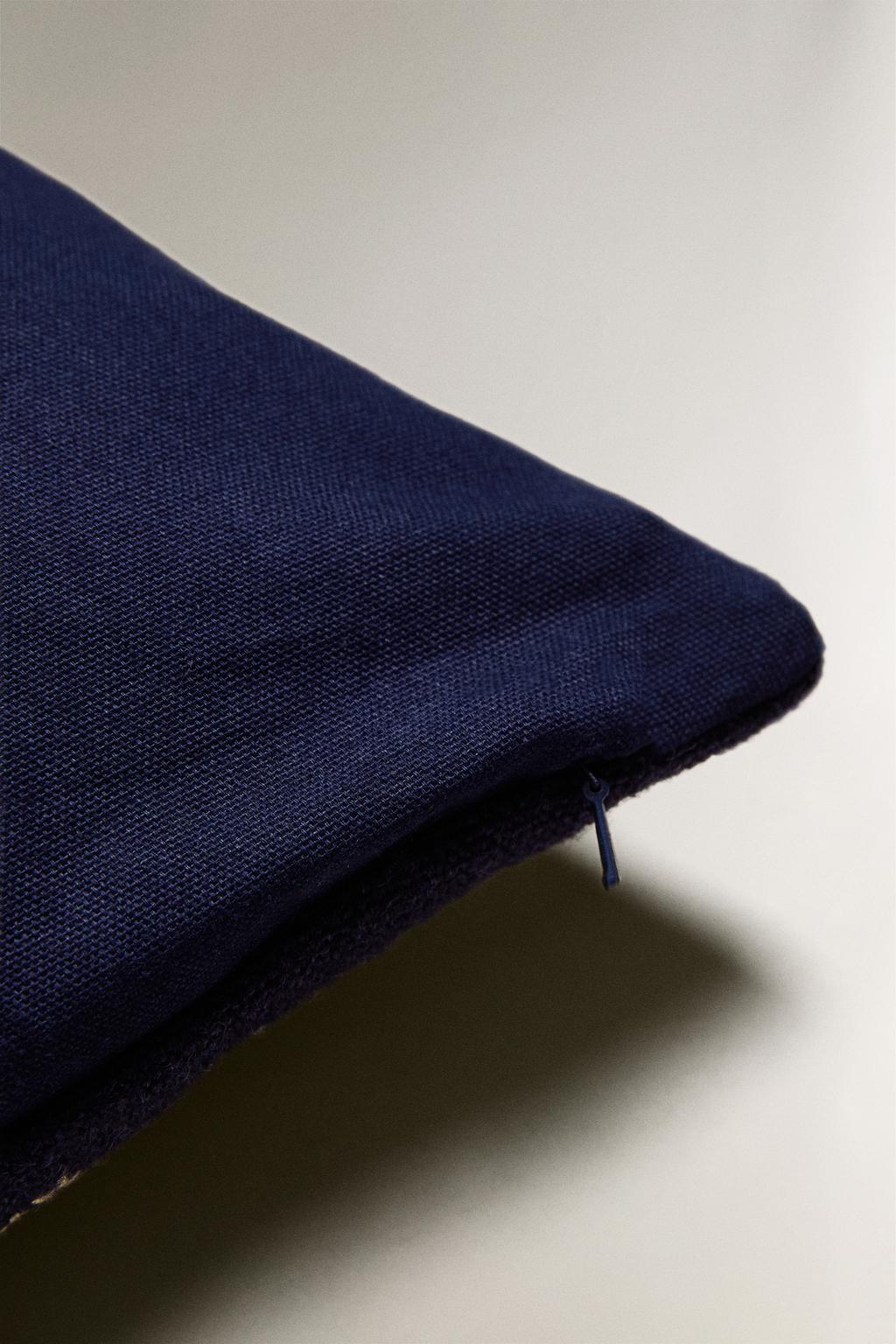 Зимняя вязаная подушка для декора