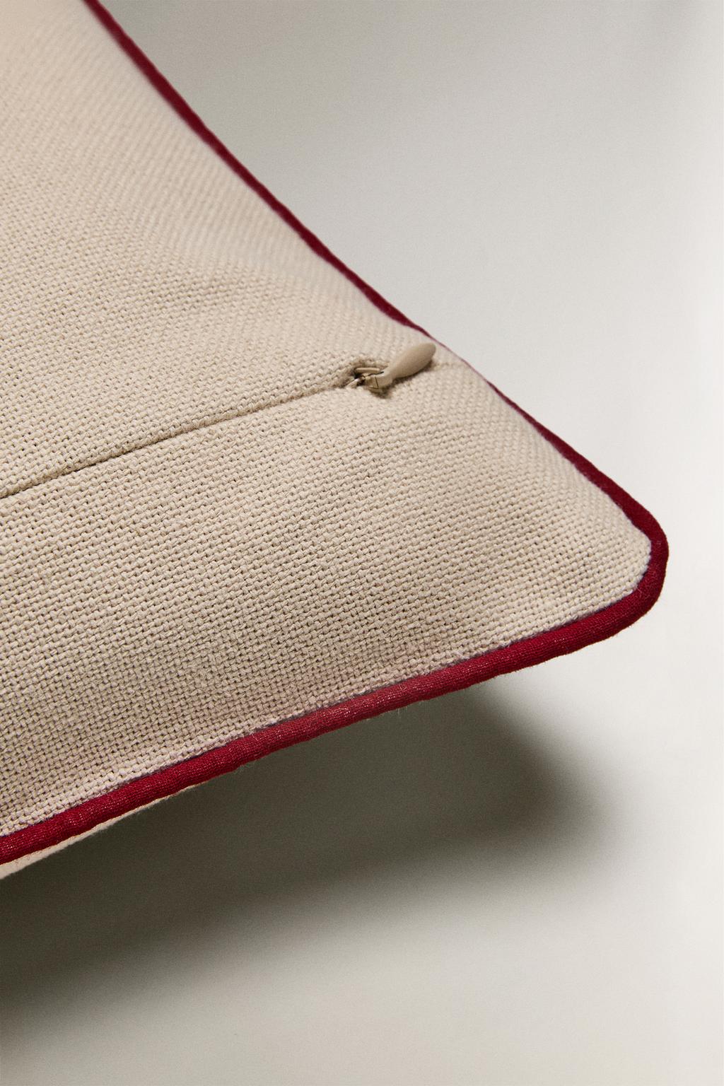 Подушка с вышитым рождественским узором из хлопка