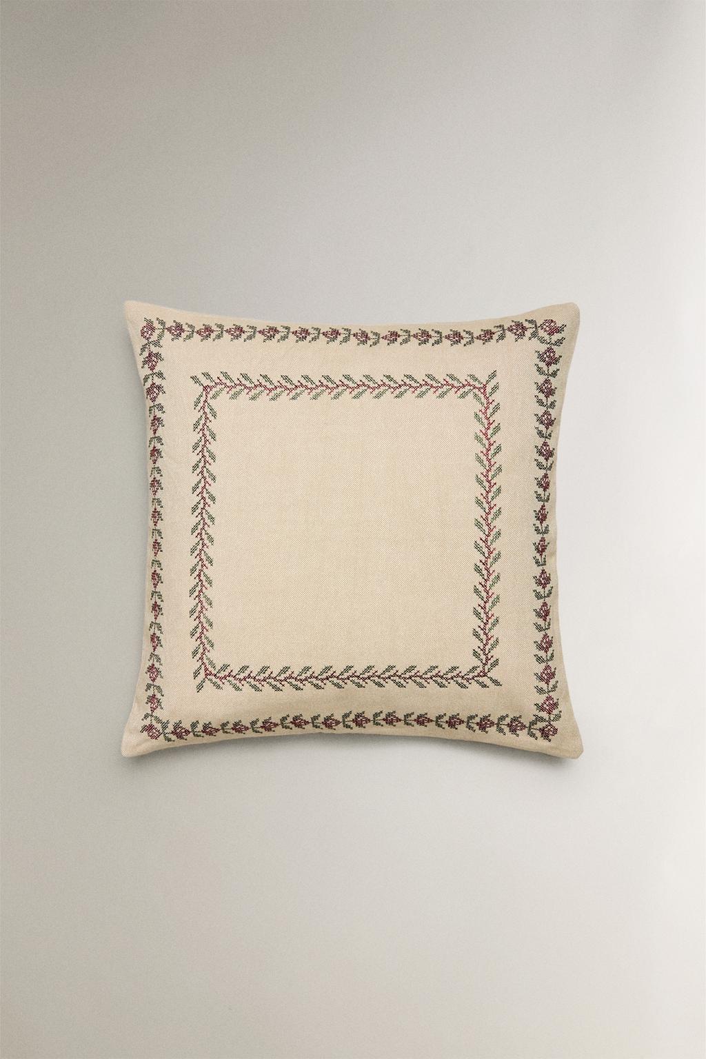 Чехол на подушку к рождеству с листьями по краю