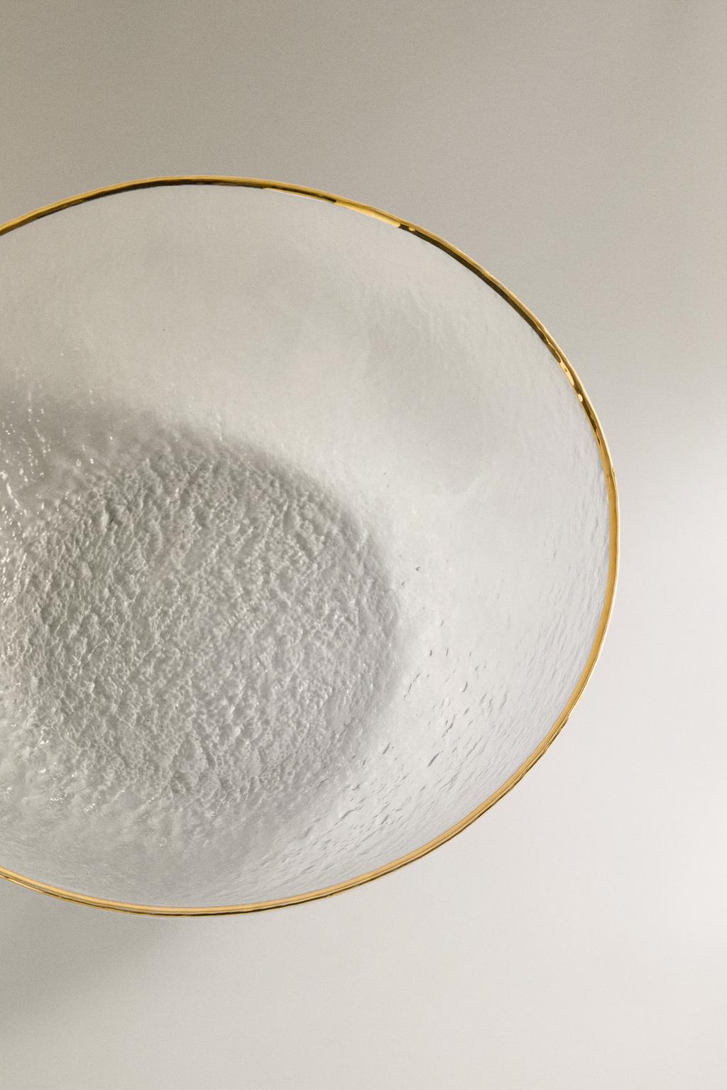 Стеклянная салатница с поднятым текстурным краем и золотым ободом