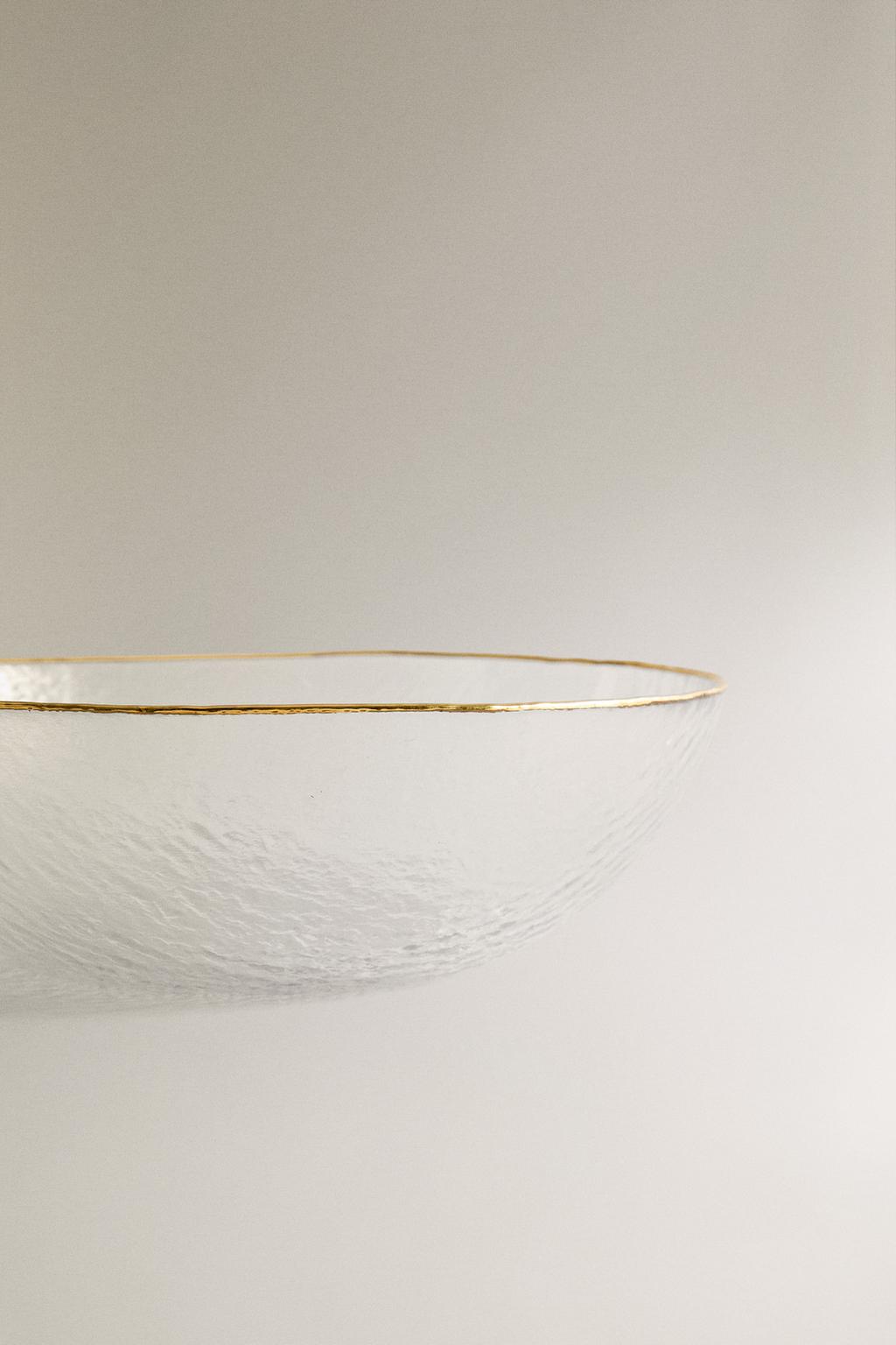 Стеклянная салатница с поднятым текстурным краем и золотым ободом