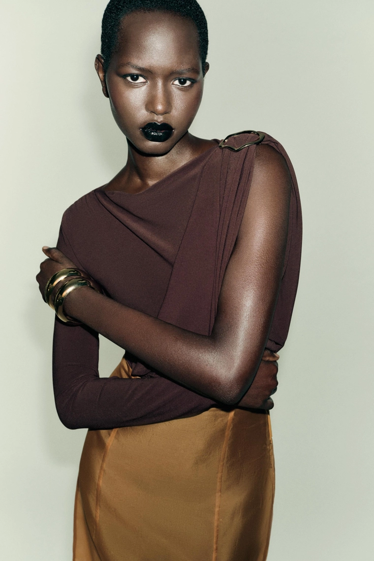 Боди с легкими драпировками и деталью-брошью