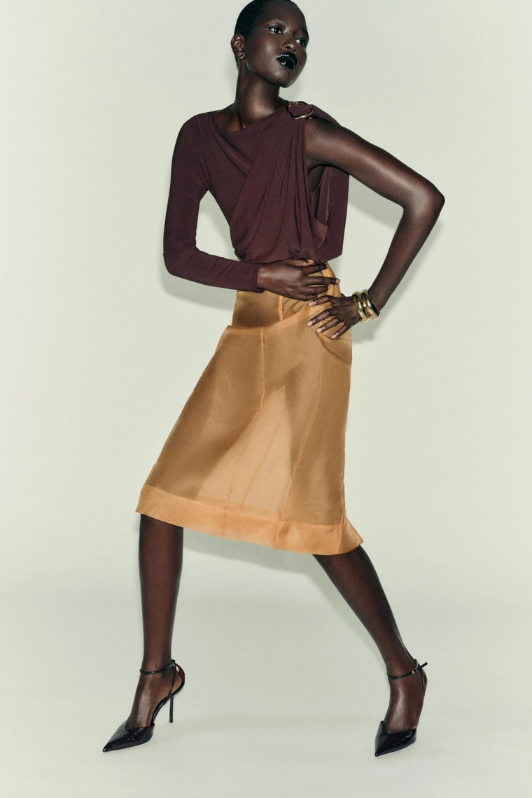 Боди с легкими драпировками и деталью-брошью