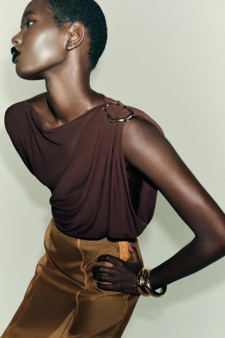 Боди с легкими драпировками и деталью-брошью