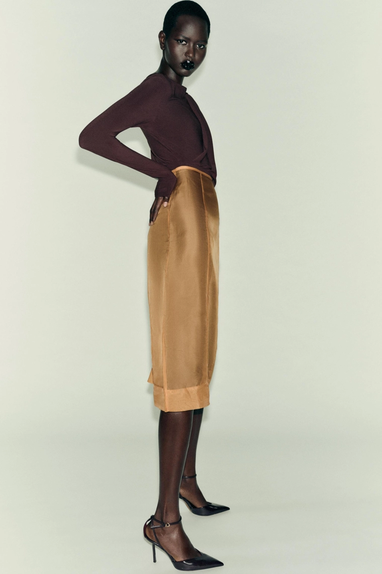 Боди с легкими драпировками и деталью-брошью