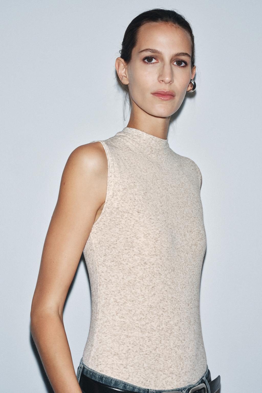 МЯГКОЕ БОДИ С ВОРОТНИКОМ-СТОЙКОЙ