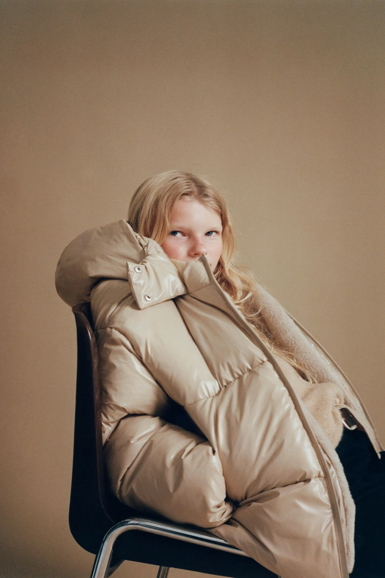 Блестящая пуховая куртка с подкладкой из искусственного меха