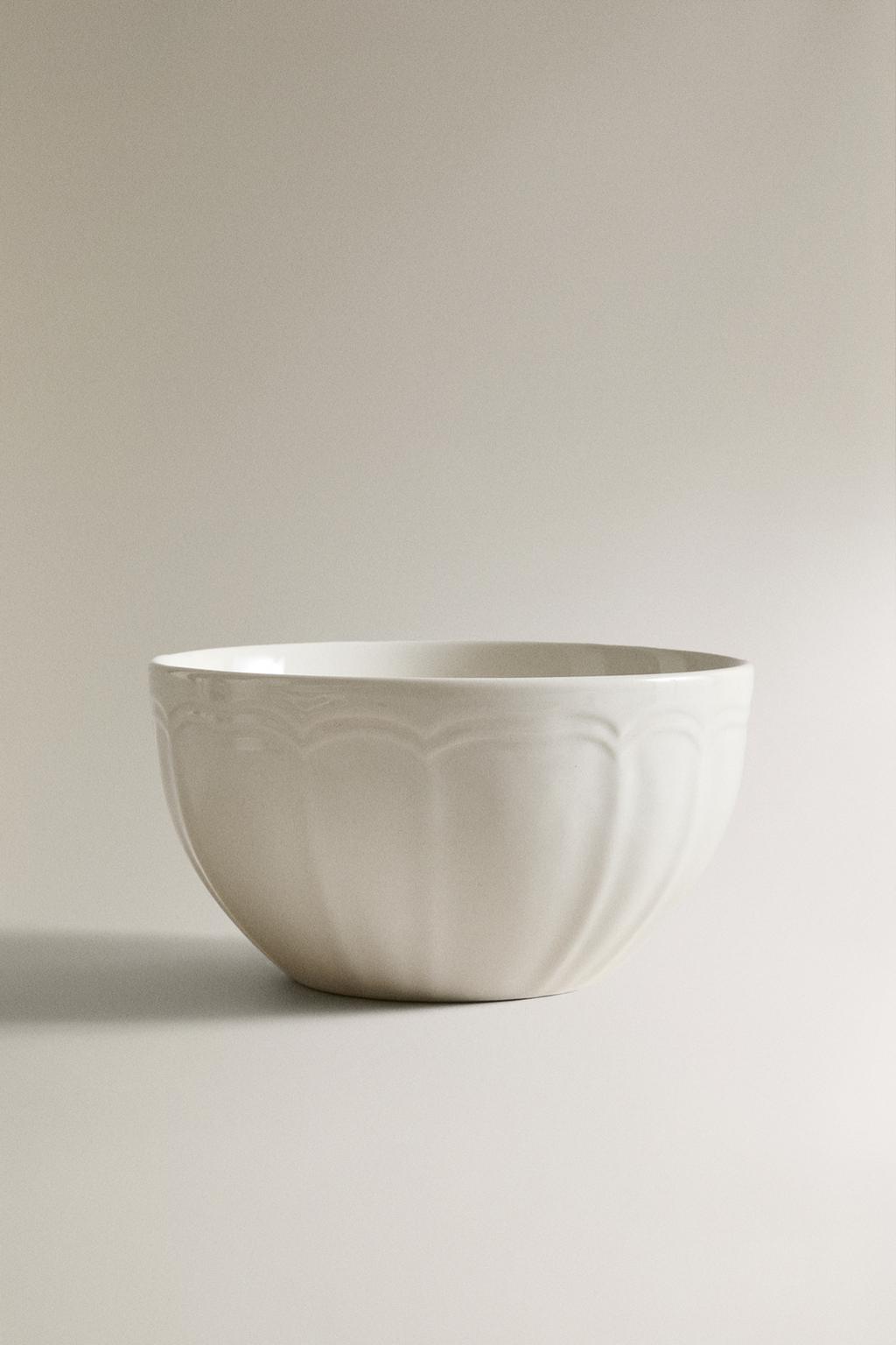 Порцеляновая чаша с рельефным дизайном