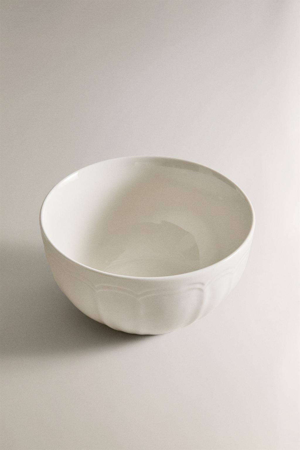 Порцеляновая чаша с рельефным дизайном